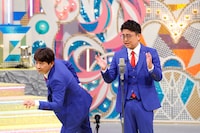 漫才を披露する銀シャリ