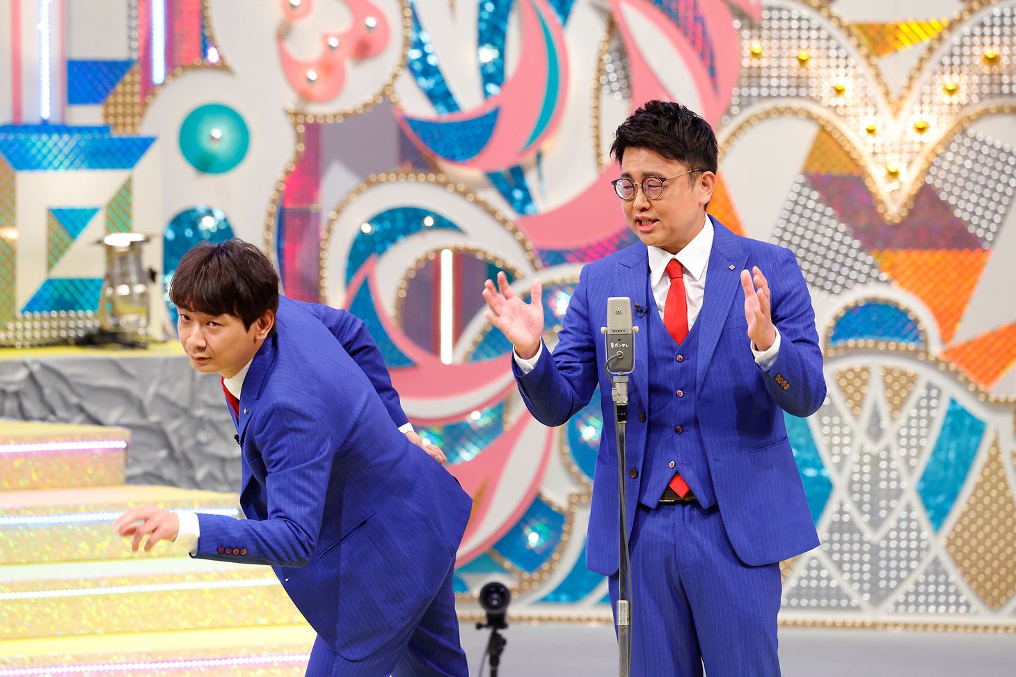 漫才を披露する銀シャリ