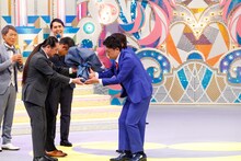 笑い飯から花束を受け取る銀シャリ