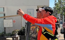 「ウォーキングのひむ太郎」の収録中に遭遇して記念撮影をするバナナマン日村と片桐仁