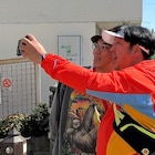 バナナマン日村、ウォーキング中に片桐仁と遭遇して記念撮影