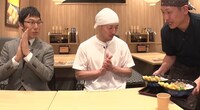 「資さんうどん」にて浅越ゴエ、「山元麺蔵」店主・山元克之さん、「資さんうどん」営業本部 エリア長・藤田昌平さん