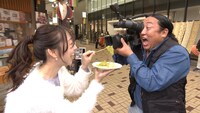 左から須田亜香里、ロバート秋山