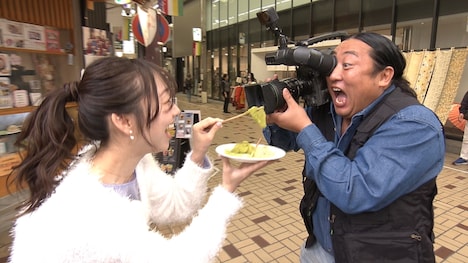 左から須田亜香里、ロバート秋山