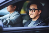 小木の車の助手席に座る矢作