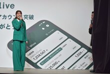 渋谷凪咲の登場に照れて隠れるダイアン津田