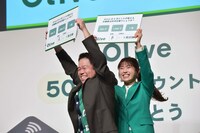 「Olive」に関するクイズに不正解でもフリップを掲げてはしゃぐダイアン津田と渋谷凪咲