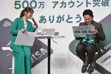 クイズの答えを考えるダイアン津田