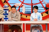 左から東野幸治、中島めぐみアナウンサー