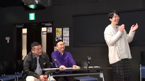 尖っている若手のネタを鑑賞するケンドーコバヤシとかまいたち