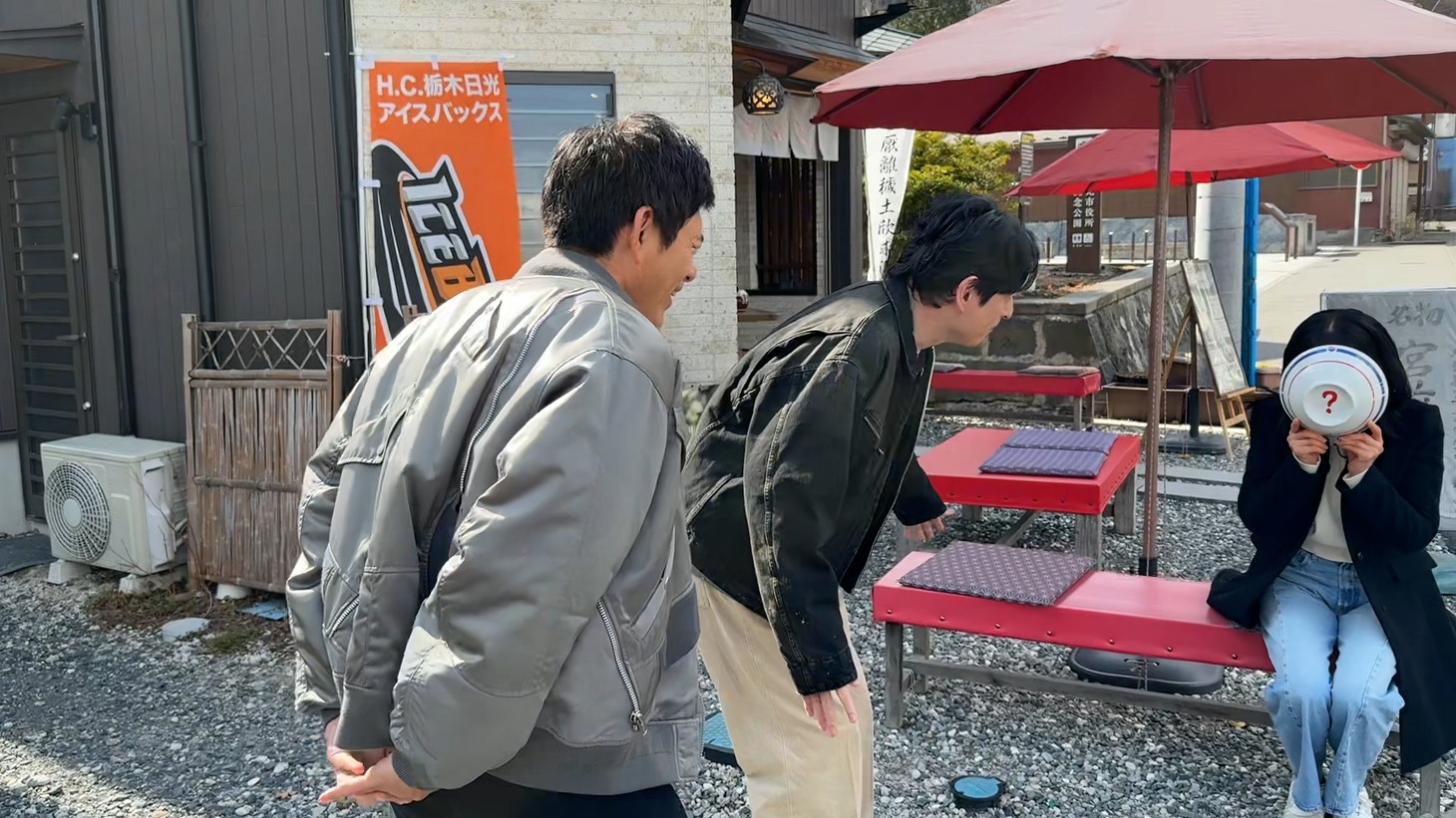 博多華丸・大吉と顔を隠して姿を見せるゲストの井森美幸