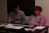 酒を飲んで涙腺がガバガバになるマユリカ中谷（右）