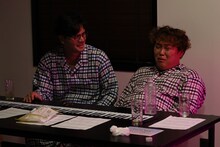 酒を飲んで涙腺がガバガバになるマユリカ中谷（右）