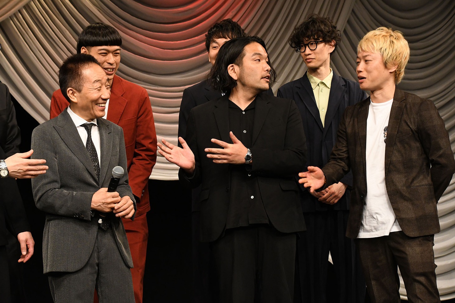 「中田カウス師匠」と呼ぶべきところを「カウス和尚」と言う見取り図・盛山（前列中央）