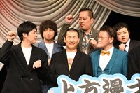 フォトセッションでのポーズを相談するエバース町田、コットン西村ら。