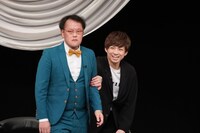 中田カウスとトークするアインシュタイン（写真提供：吉本興業）