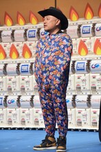 ズボンを上げるハリウッドザコシショウ