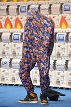 ハットを脱いでズボンを上げ、全身をズボンで覆い尽くすハリウッドザコシショウ