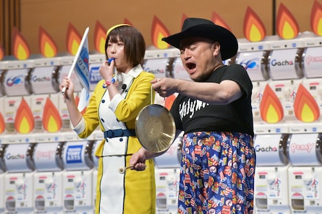 銅鑼を鳴らしてイベントを盛り上げるハリウッドザコシショウ