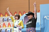 「ガチャ、いったなー！」と指を突き上げるハリウッドザコシショウとえなこ