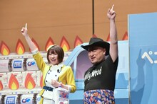 「ガチャ、いったなー！」と指を突き上げるハリウッドザコシショウとえなこ