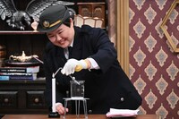 スタジオで実験を繰り広げる、やす子