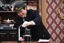 スタジオで実験を繰り広げる、やす子