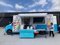 大阪・関西万博の会場内、西ゲートおよびEXPOアリーナに隣接したフードトラックエリアにて販売されている「ワールドKANPAIビール」のベースビール