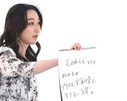 大喜利に挑戦する竹上萌奈アナウンサー