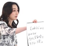 大喜利に挑戦する竹上萌奈アナウンサー