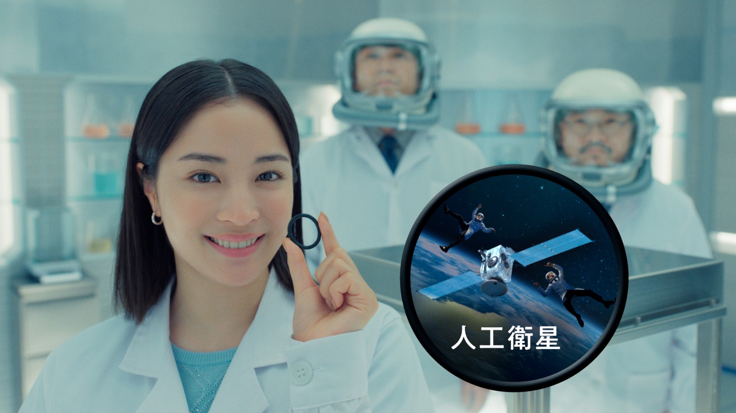 CM「実験するぞ！AGC」シリーズのワンシーン