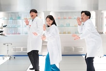 CM撮影中の広瀬すずとオズワルド