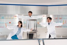 CM撮影中の広瀬すずとオズワルド