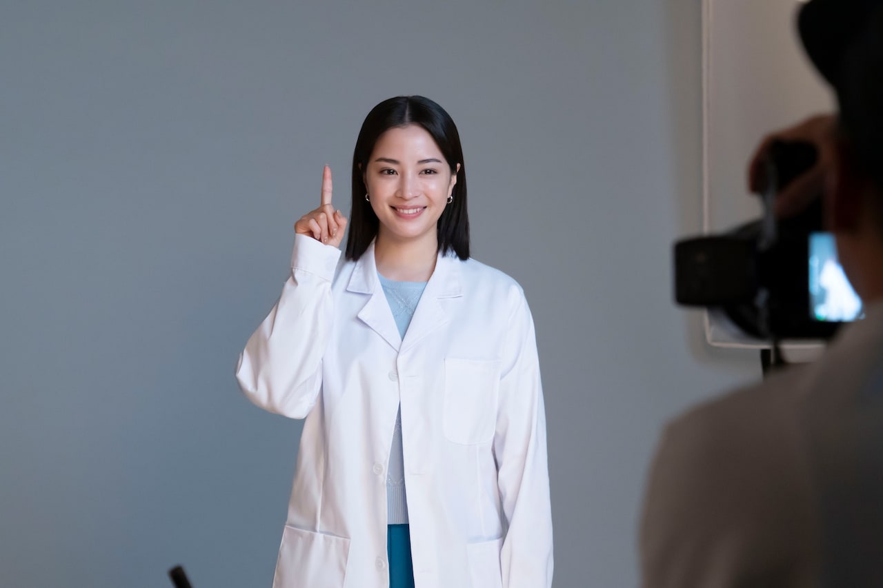 AKIKO OGAWA 24/SS 白ジャンプスーツ 新品未使用 広瀬すず着用 CM撮影中の広瀬すず - 広瀬すずとオズワルドが踊る「実験するぞ！AGC