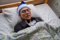 眠る奥田執事