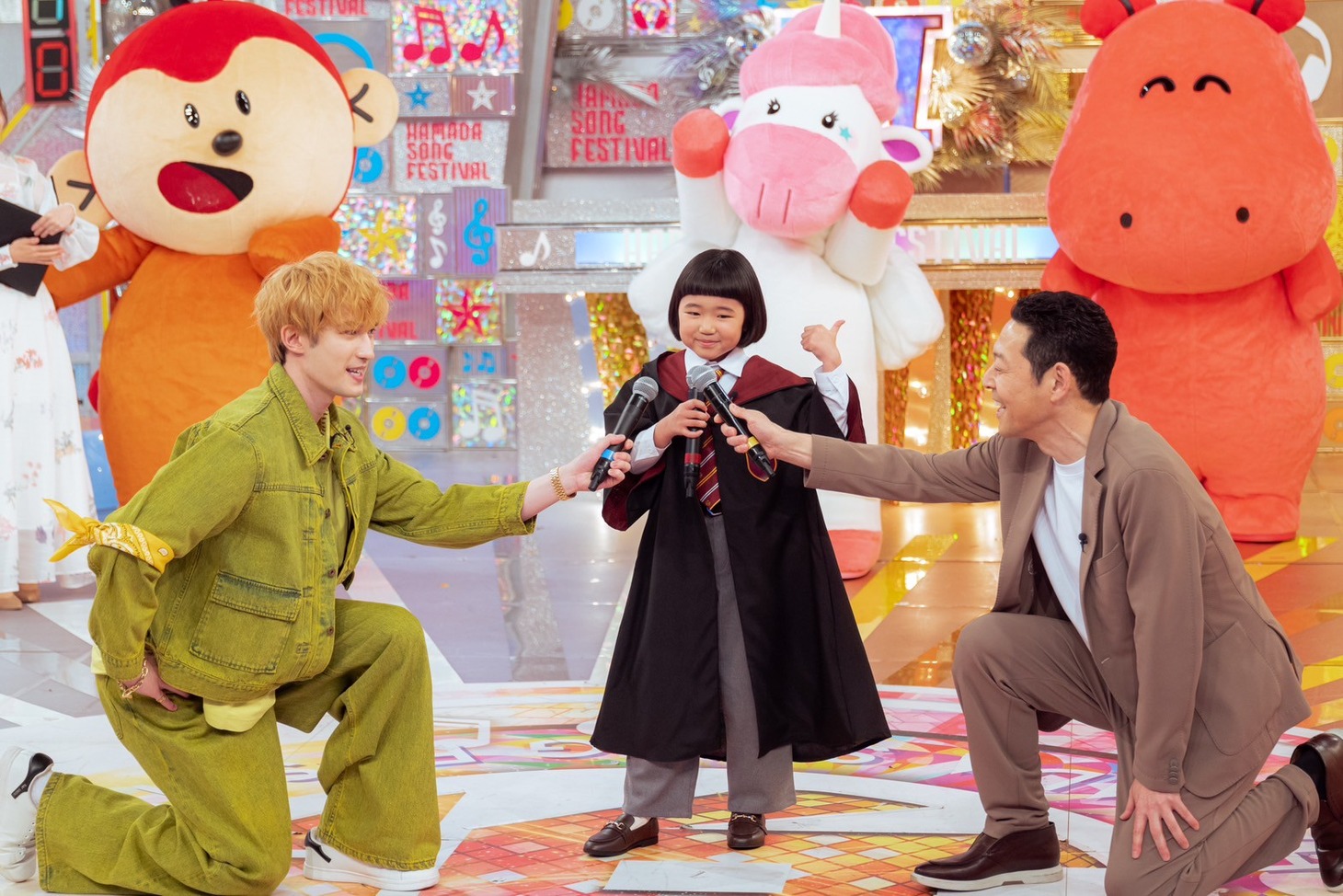 東野幸治（右）が代役MCを務める「ハマダ歌謡祭」のワンシーン