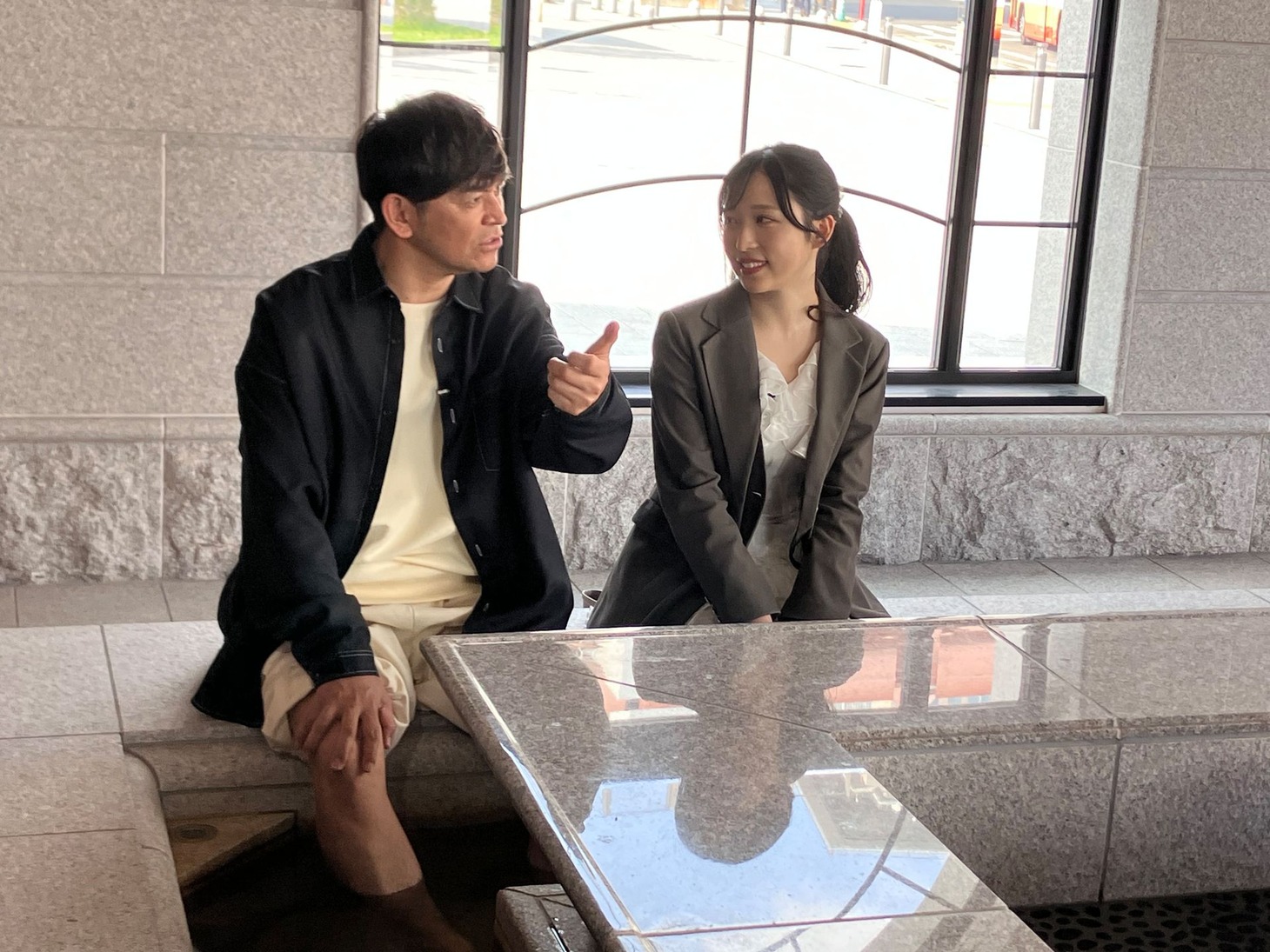 足湯につかるますだおかだ岡田と小栗有以