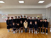 震災の被害を受けた学校を訪れる浜辺美波