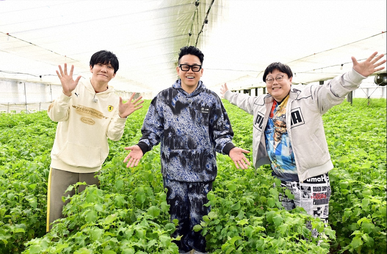 左からタイムマシーン3号・山本、宮川大輔、タイムマシーン3号・関