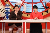 左から東野幸治、中島めぐみアナウンサー