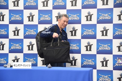 大阪から到着して着替えの時間もないまま記者会見に臨んだモンスターエンジン西森