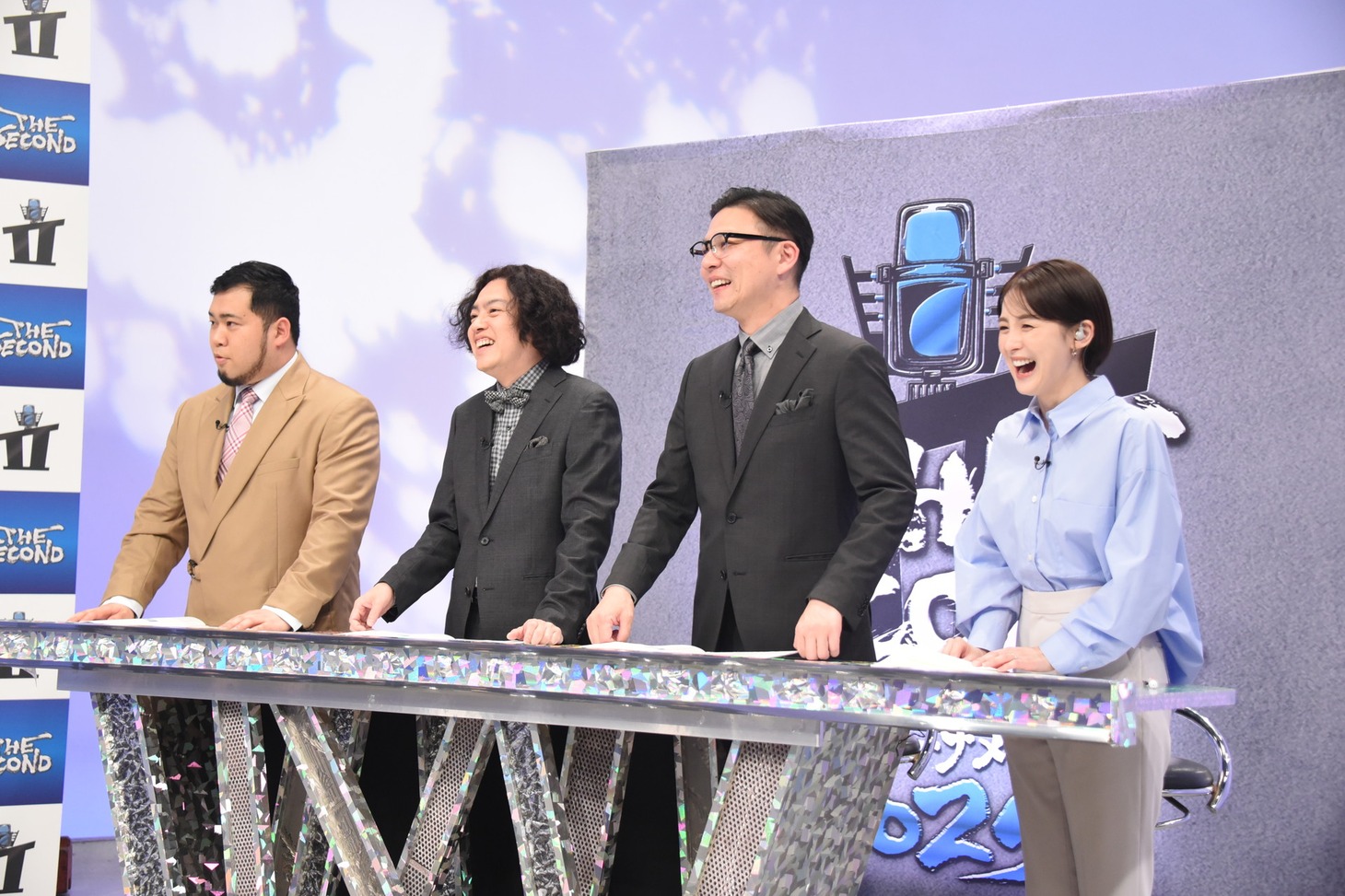 抽選会でMCを務める（左から）令和ロマン・ケムリ、ガクテンソク、宮司愛海アナ