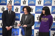 金属バットに指名されて、金属バットのくじを引くことになったガクテンソクよじょう（中央）