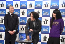 金属バットのくじを引くことになったガクテンソクよじょう（中央）