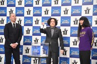 金属バットのくじを引いたガクテンソクよじょう（中央）