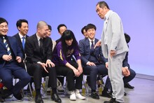 金属バット友保が靴のかかとを踏んでいるのを注意する、ぼんちおさむ