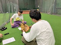 「バッテリィズのオールナイトニッポンPODCAST」をブルペンで収録するバッテリィズ