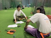 「バッテリィズのオールナイトニッポンPODCAST」をブルペンで収録するバッテリィズ