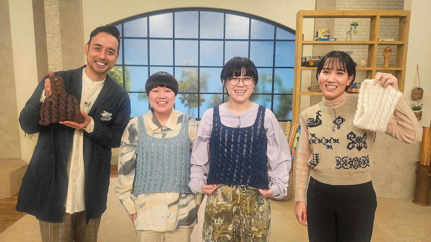 にぼしいわしと、講師のハナサイード（右）、司会の洋輔（左）