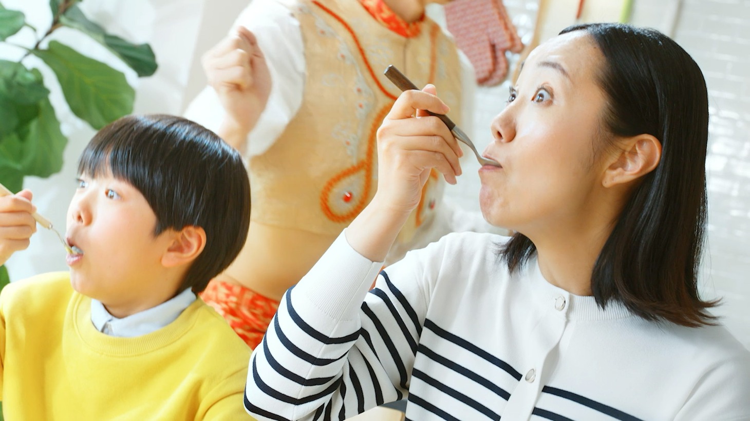 WebCM「カレーにトマト！やんなきゃもったいねぇ！」のワンシーン
